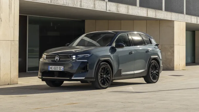 Citroën C5 Aircross 2025 Vert Astoria : trois quarts avant gauche statique