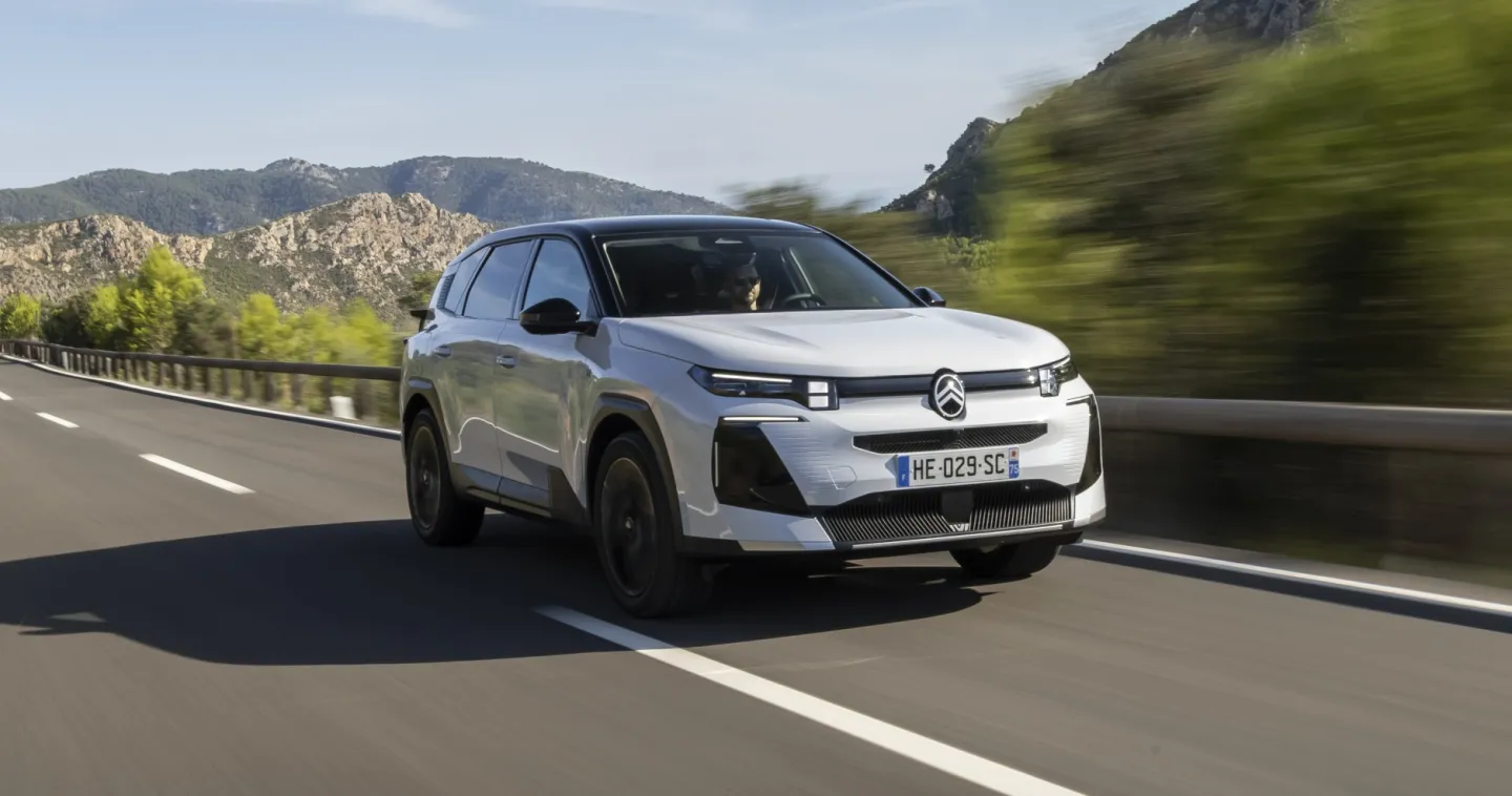 Citroën C5 Aircross 2025 : trois quarts arrière gauche sur route de montagne