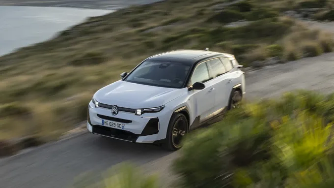 Citroën C5 Aircross 2025 Blanc Okenite : vue trois quarts avant gauche plongeante sur route