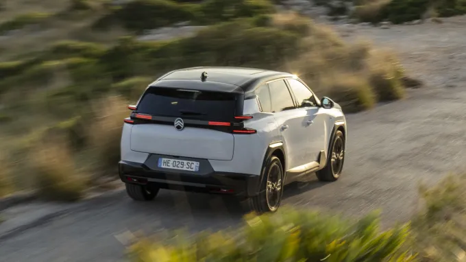 Citroën C5 Aircross 2025 Blanc Okenite : vue trois quarts arrière droit plongeante sur route