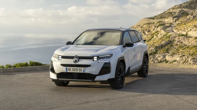 Citroën C5 Aircross 2025 Blanc Okenite : trois quarts avant gauche plongeant statique