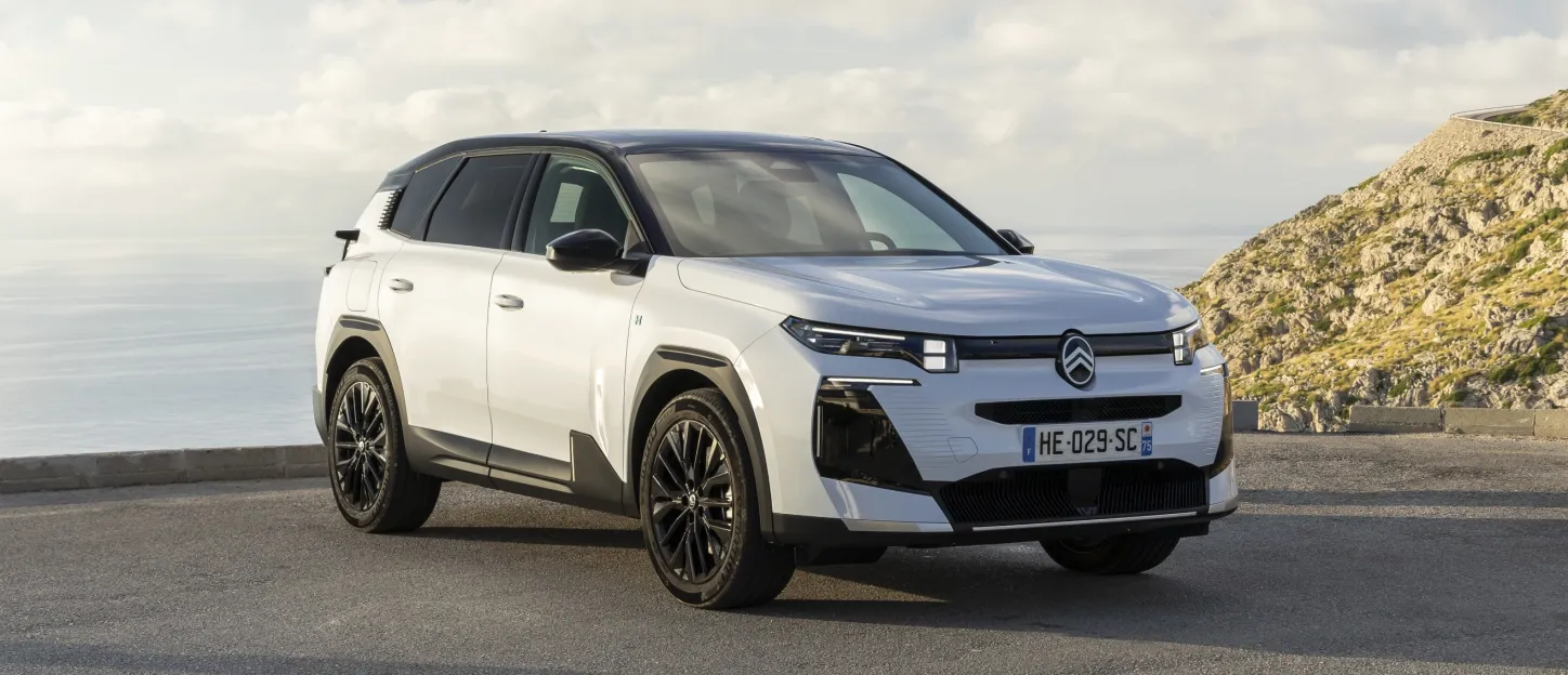 Citroën C5 Aircross 2025 Blanc Okenite : trois quarts avant droit statique