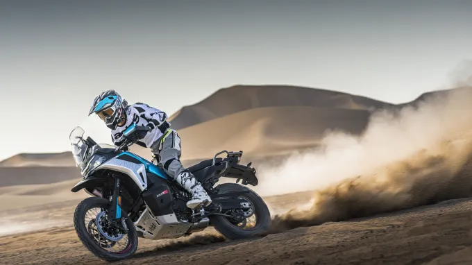 CFMOTO 1000MT-X : Position debout