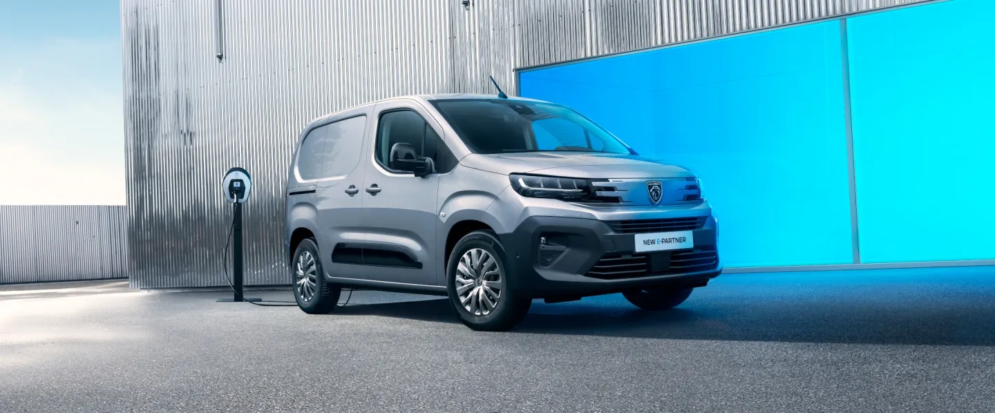 Peugeot Partner 2024 : trois quarts avant droit avec borne de recharge