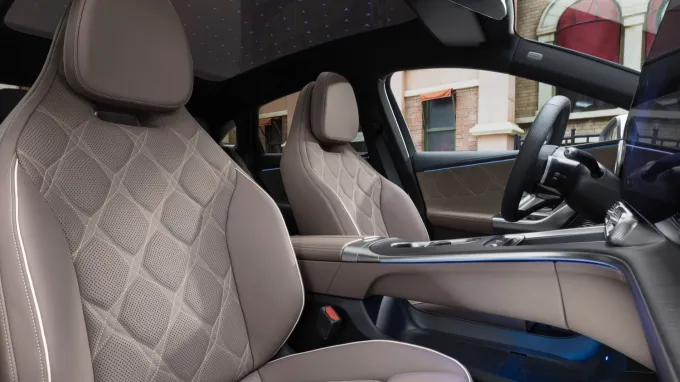 Mercedes Classe C électrique : Sièges avant