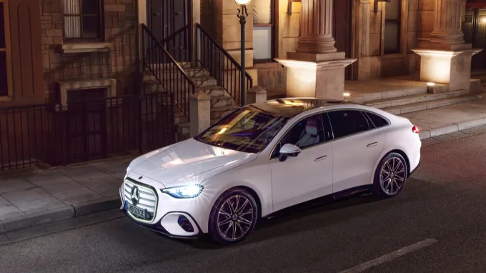 Mercedes Classe C électrique : 3/4 avant vue de haut