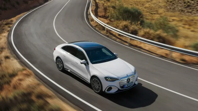 Mercedes Classe C électrique : route sinueuse