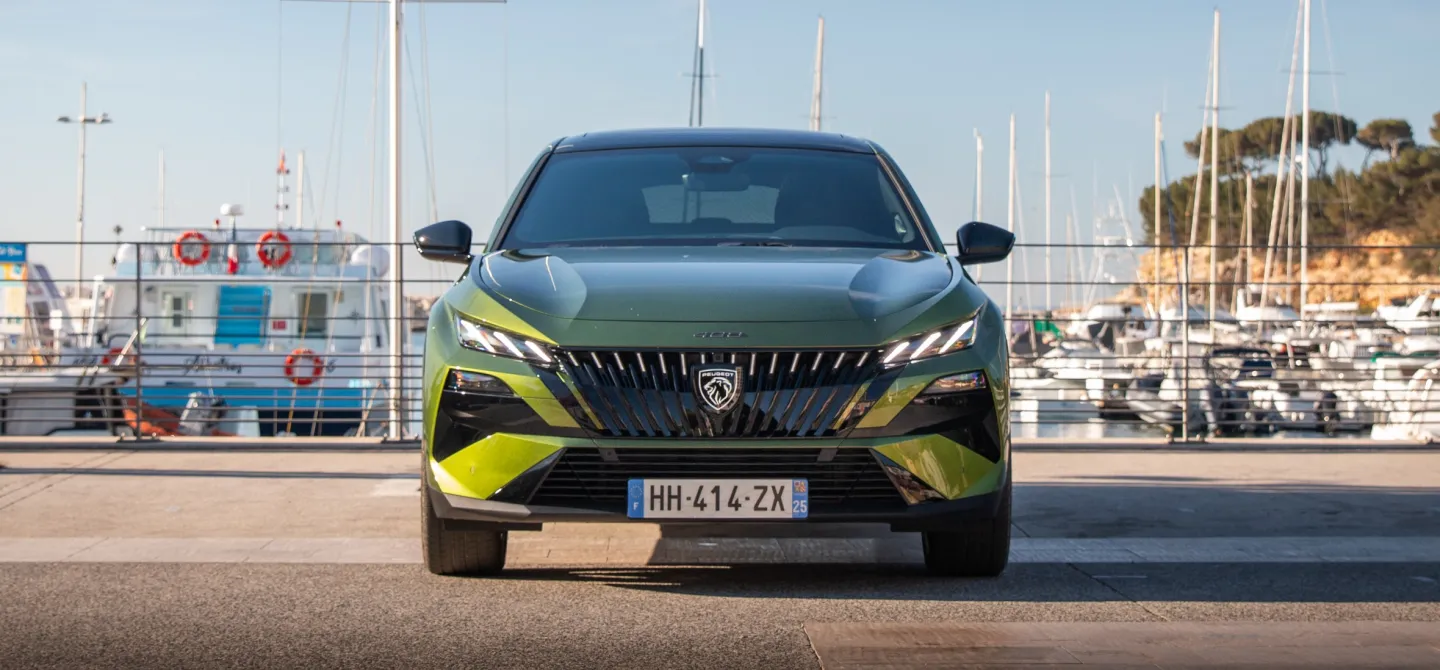 Peugeot 408 2026 : face avant statique en bord de mer