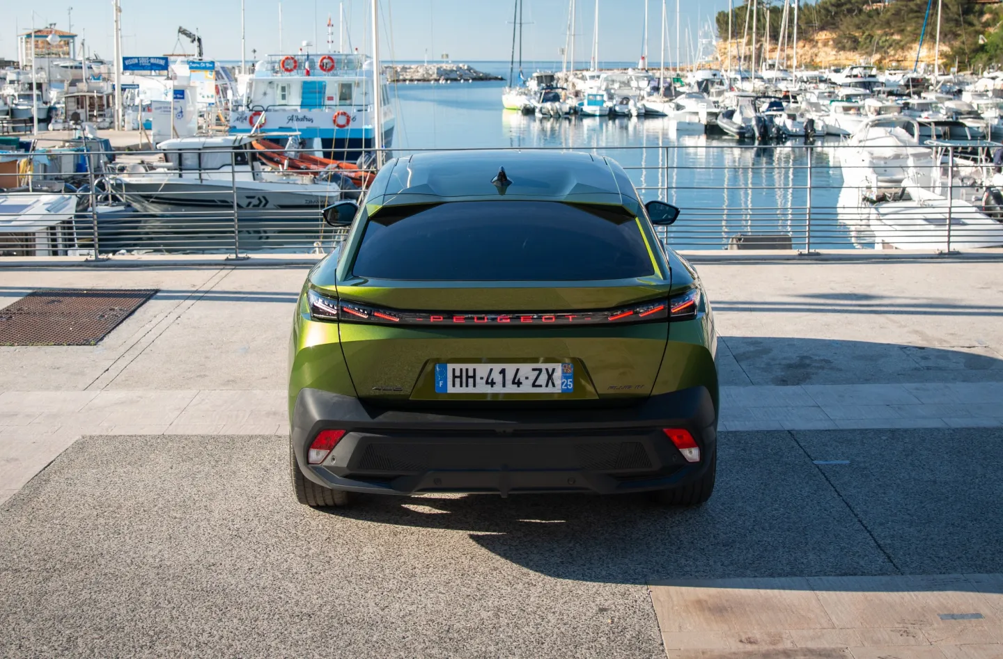 Peugeot 408 2026 : face arrière statique en bord de mer