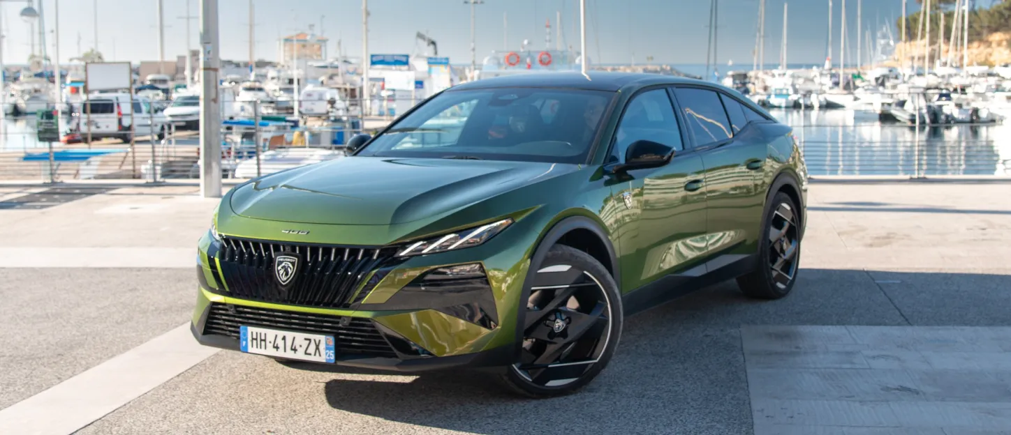 Peugeot 408 2026 : trois quarts avant gauche statique en bord de mer