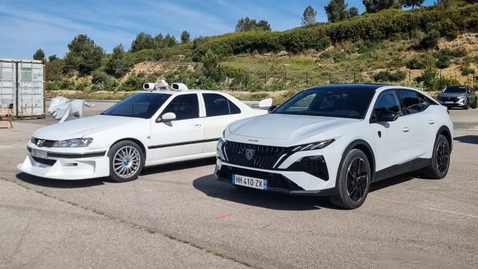 Peugeot 408 2026 et Peugeot 406 du film taxi