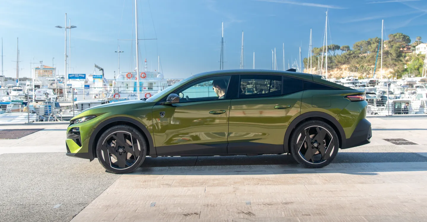 Peugeot 408 2026 : profil gauche statique en bord de mer