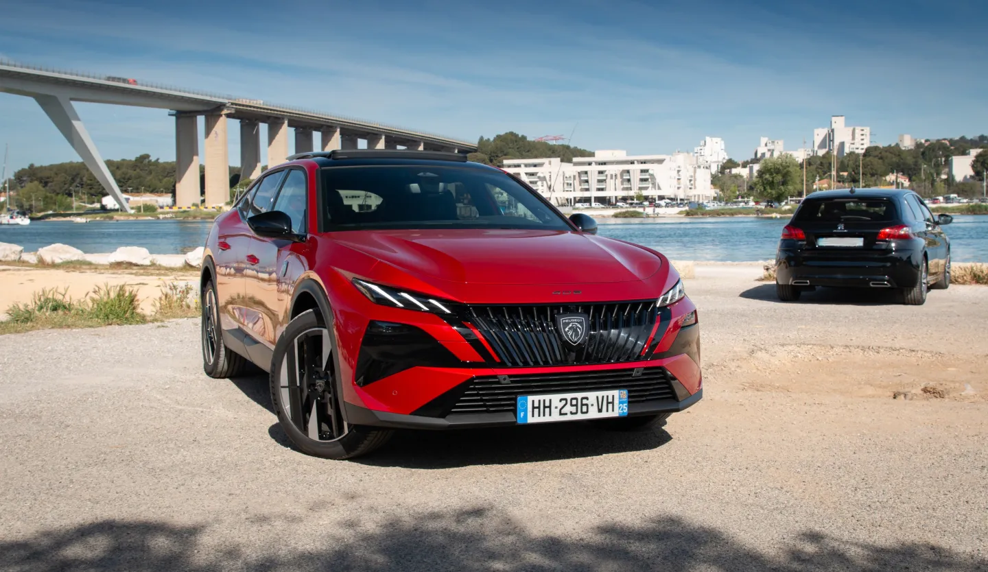 Peugeot 408 2026 rouge : trois quarts avant droit statique