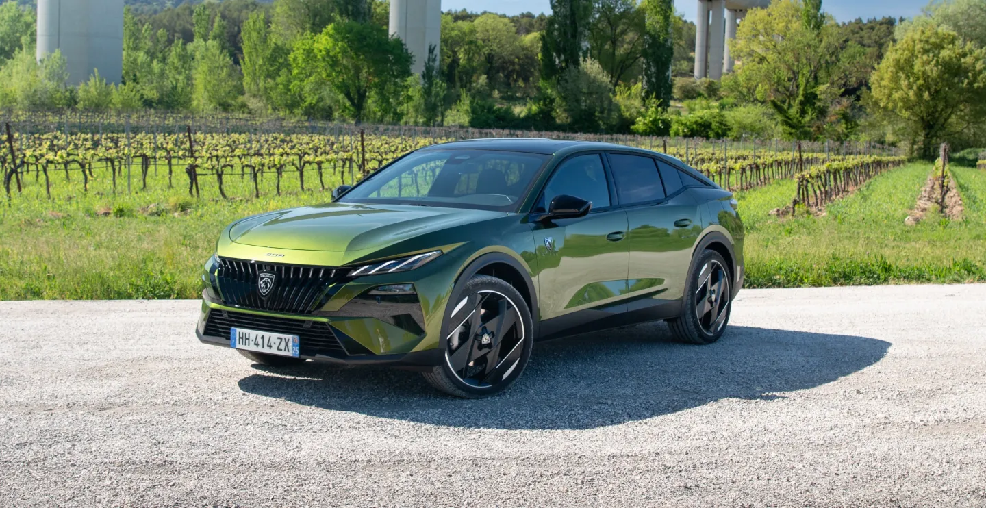 Peugeot 408 2026 : trois quarts avant gauche statique devant pont