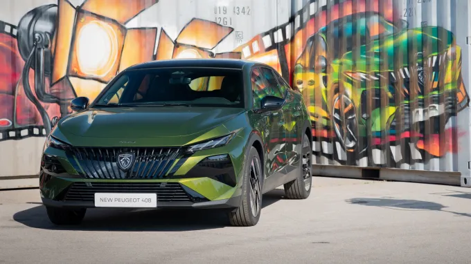 Peugeot 408 2026 : face avant statique devant street art