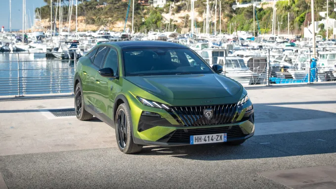 Peugeot 408 2026 : trois quarts avant gauche statique vue plongeante