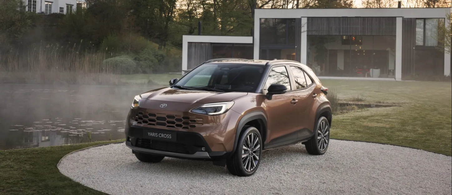 Toyota Yaris Cross : devant une villa