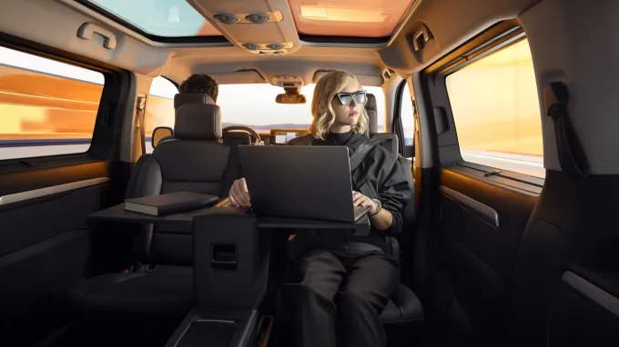 Peugeot traveller : Passagère qui travaille à l'arrière
