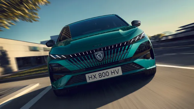 Peugeot 308 2025 : face avant sur route