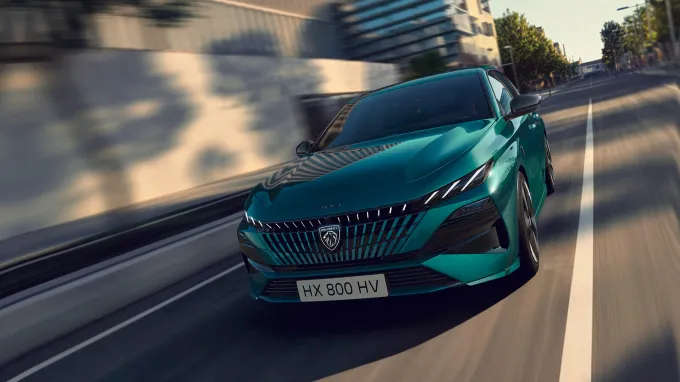 Peugeot 308 2025 : trois quarts avant gauche sur route vue plongeante