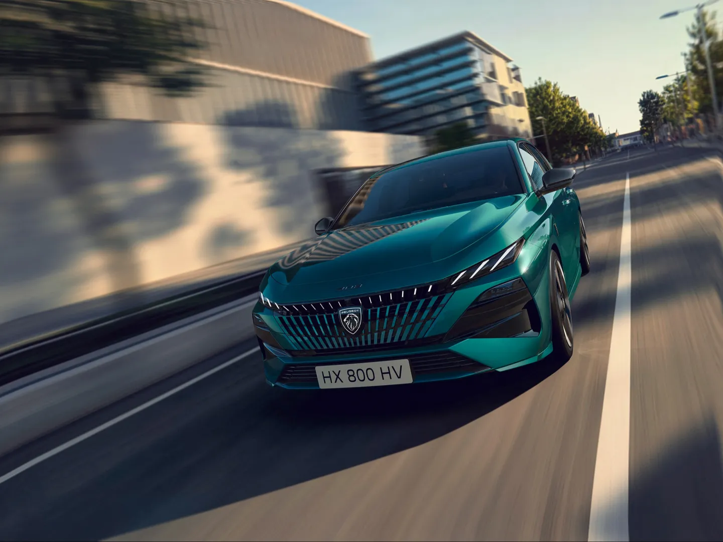 Peugeot 308 2025 : trois quarts avant gauche sur route vue plongeante