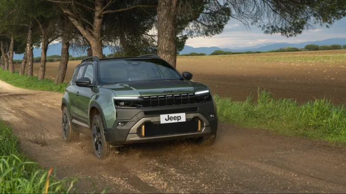 Jeep Avenger 2026 : chemin terre