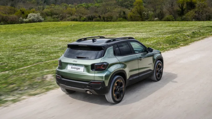Jeep Avenger 2026 : 3/4 arrière sur chemin de campagne