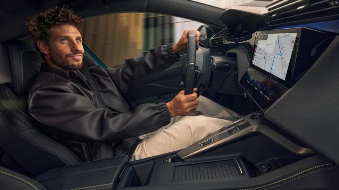 Peugeot 308 2025 : intérieur avec conducteur