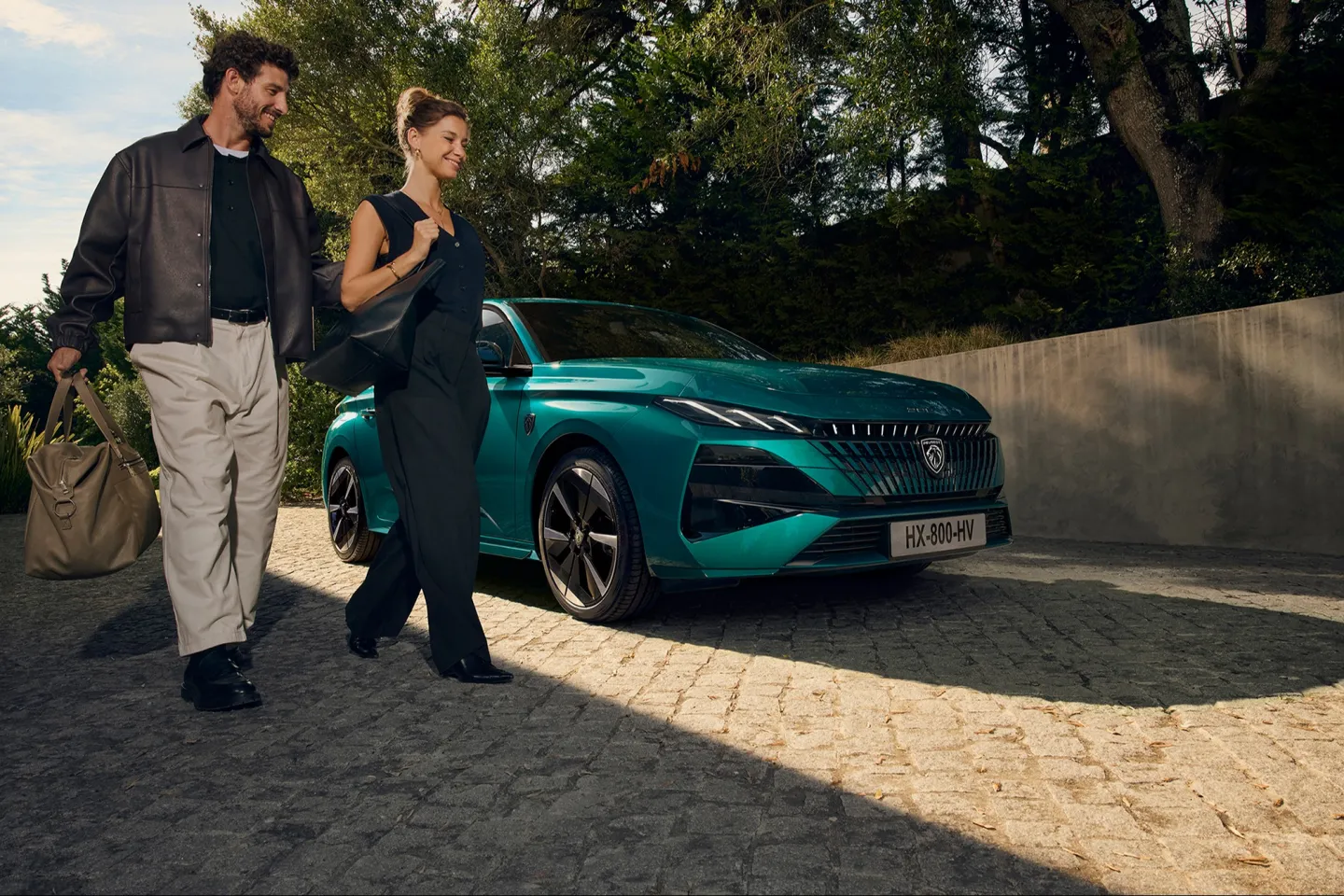 Peugeot 308 2025 : trois quarts avant droit statique avec couple
