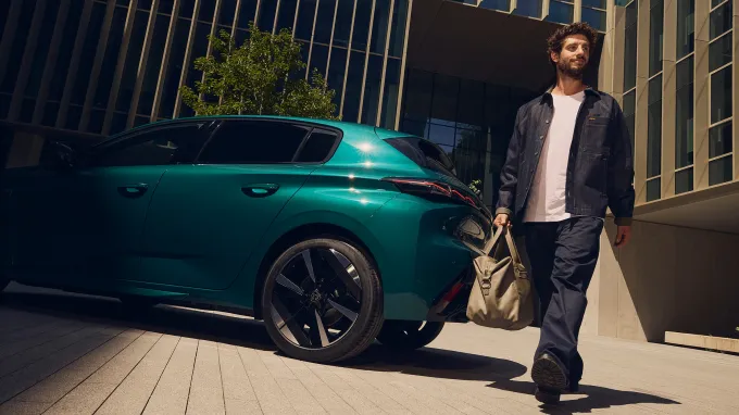 Peugeot 308 2025 : trois quarts arrière gauche statique avec modèle