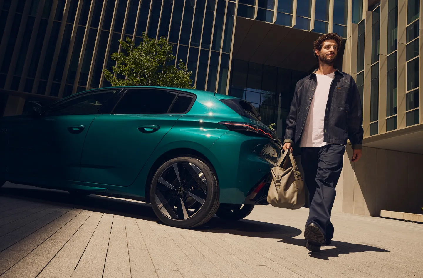 Peugeot 308 2025 : trois quarts arrière gauche statique avec modèle