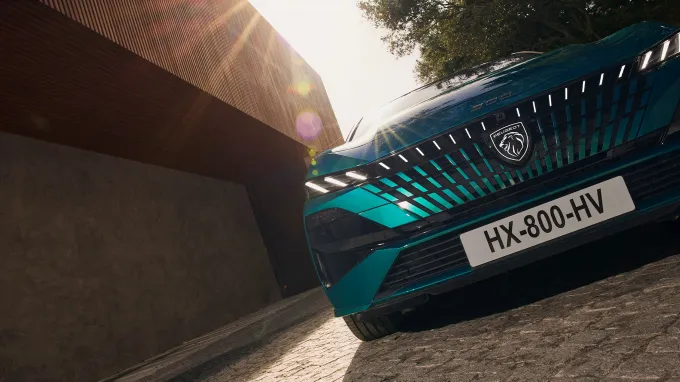 Peugeot 308 2025 : face avant en contre-plongée