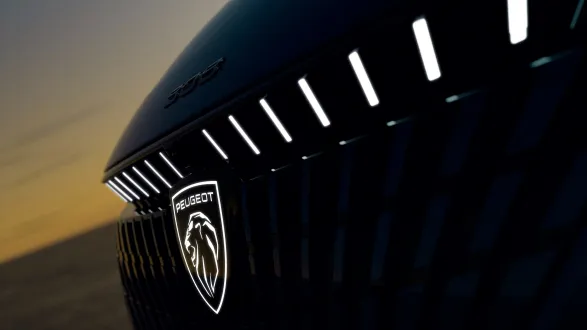 Peugeot 308 2025 : détail calandre illuminée