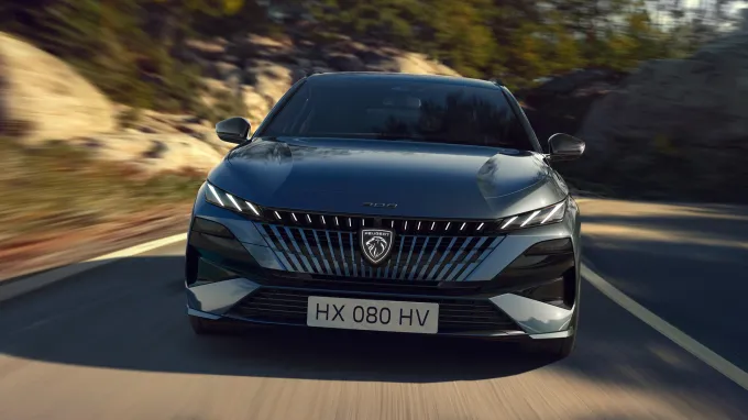 Peugeot 308 SW 2025 : face avant sur route