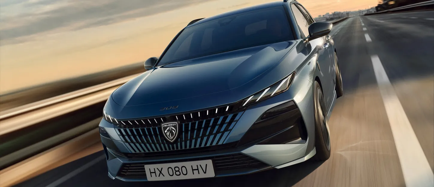 Peugeot 308 SW 2025 : trois quarts avant gauche sur route