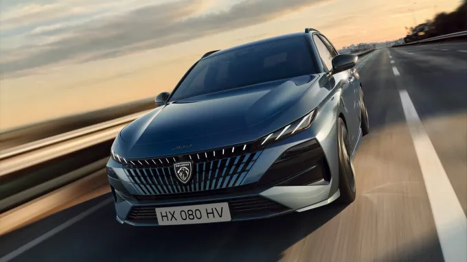 Peugeot 308 SW 2025 : trois quarts avant gauche sur route