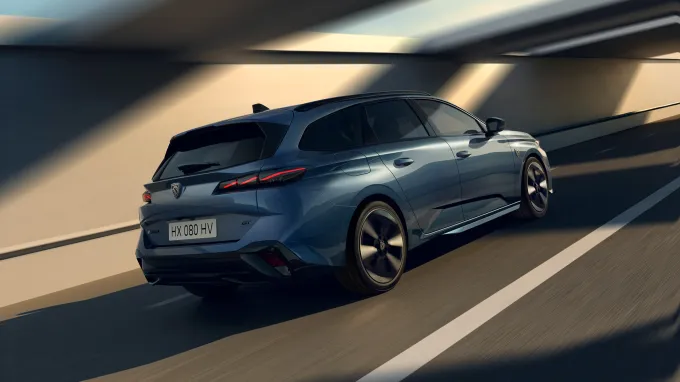 Peugeot 308 SW 2025 : trois quarts arrière droit sur route