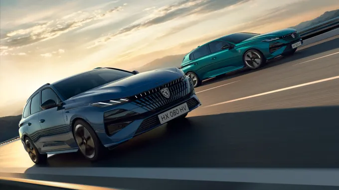 Peugeot 308 SW 2025 et Peugeot 308 2025 : trois quarts avant droit sur route