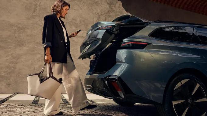 Peugeot 308 SW 2025 : coffre avec ouverture mains libres