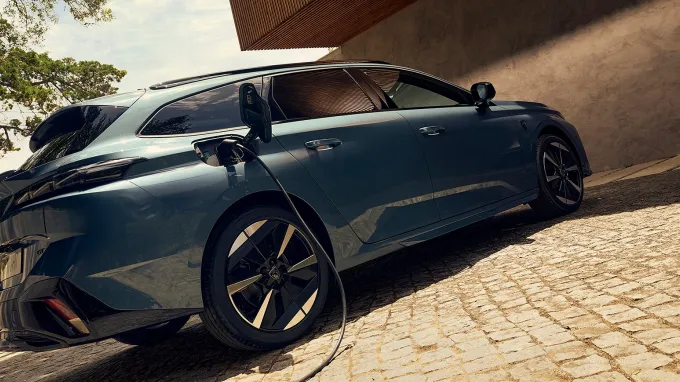 Peugeot 308 SW 2025 : trois quarts arrière droit statique en charge