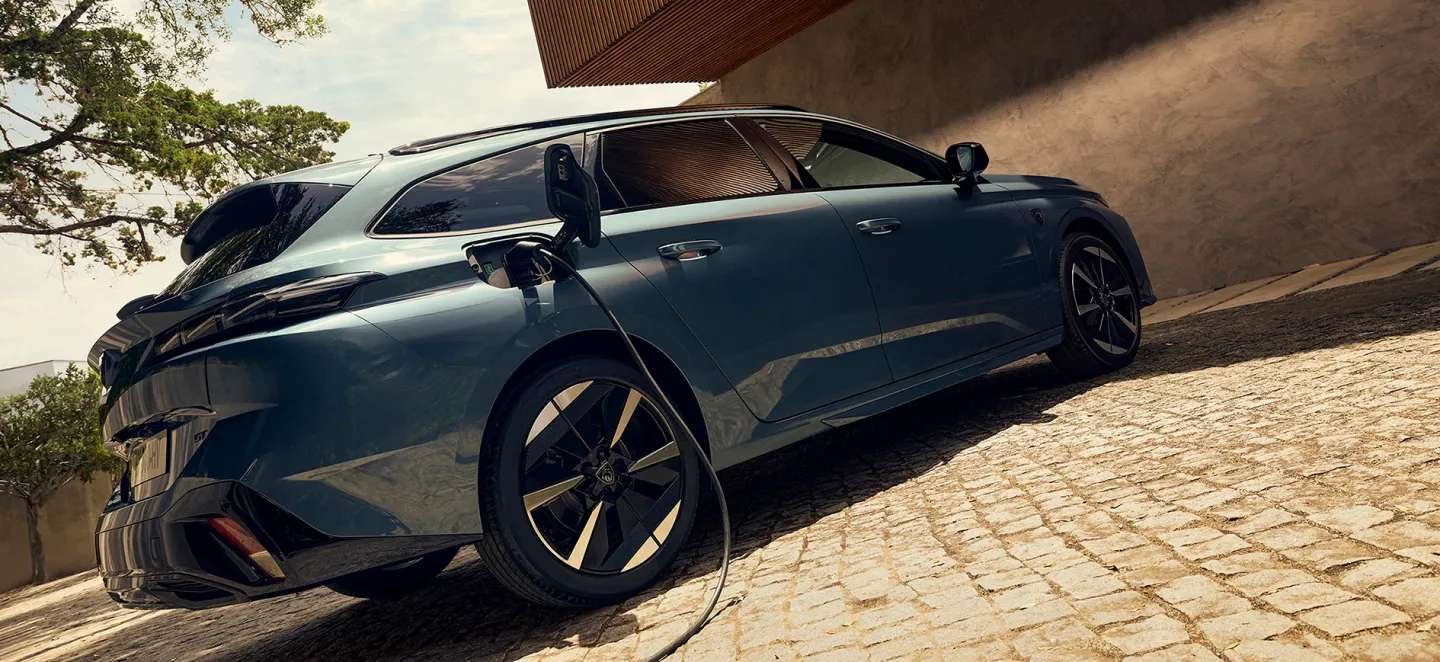 Peugeot 308 SW 2025 : trois quarts arrière droit statique en charge