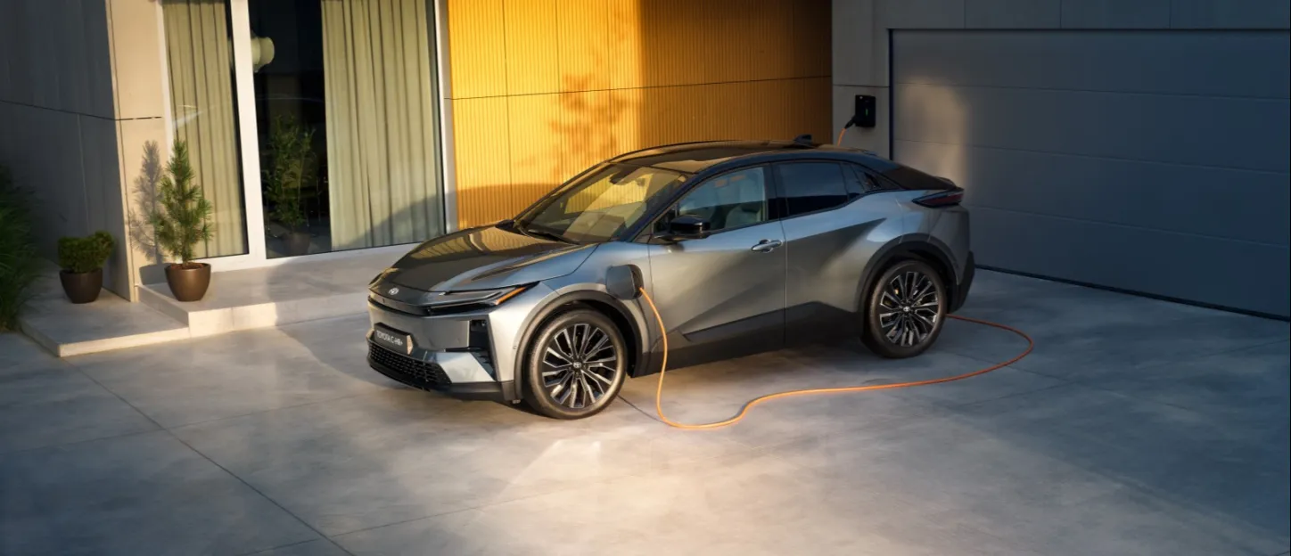 Toyota C-HR+ : en recharge devant le garage