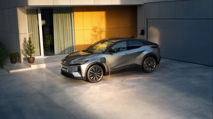 Toyota C-HR+ : en recharge devant le garage