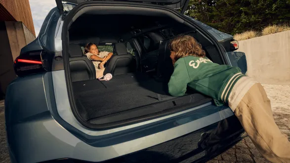 Peugeot 308 SW 2025 : coffre ouvert avec enfants