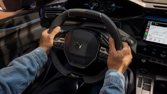 Peugeot 308 SW 2025 : i-cockpit avec petit volant et compteurs digitaux