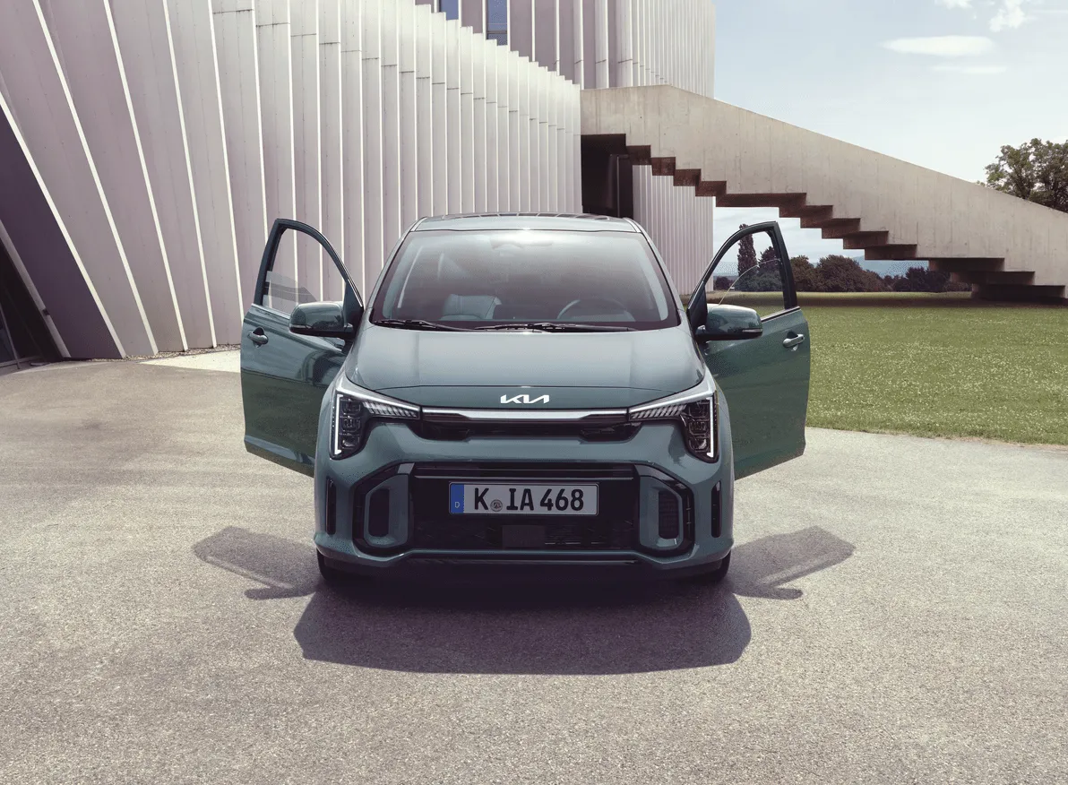 Kia Picanto 2024 : face avant statique avec portes ouvertes