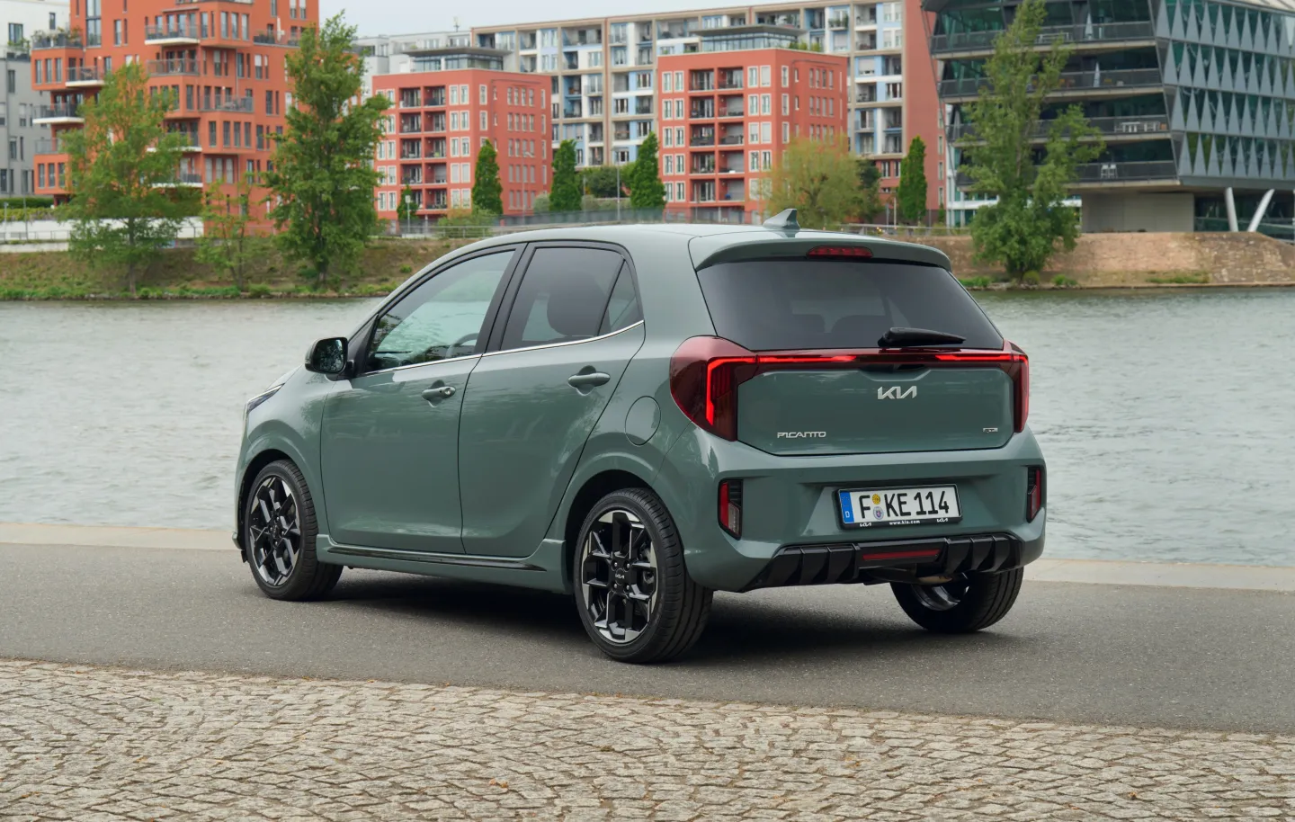 Kia Picanto 2024 : trois quarts arrière droit statique en bord de fleuve