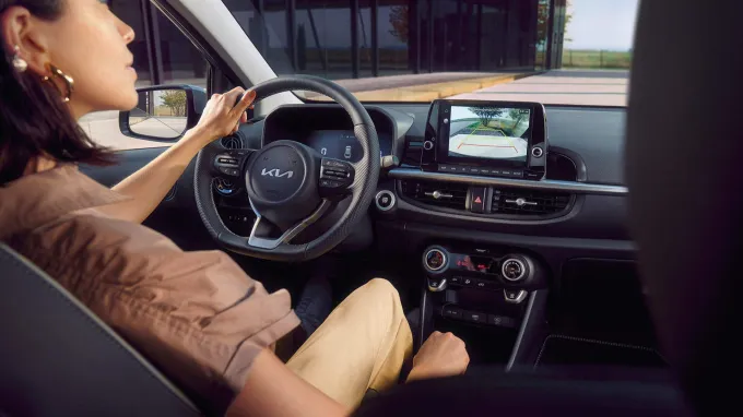 Kia Picanto 2024 : vue intérieure avec caméra de recul