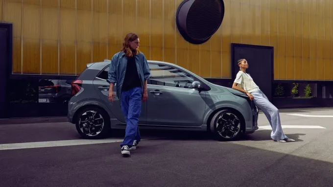 Kia Picanto 2024 : profil droit statique avec modèles