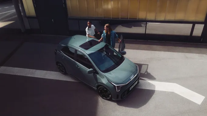 Kia Picanto 2024 : trois quarts avant droit en vue plongeante